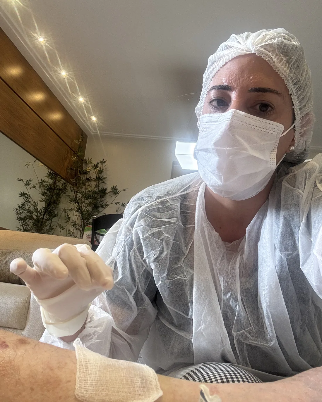 Atendimento com paramentação completa durante a troca de curativo