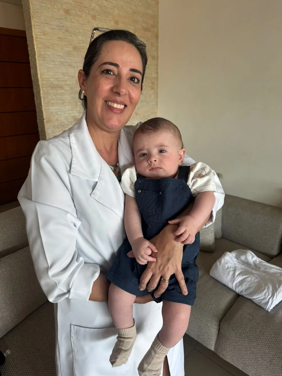 Taisa com o Vicente no colo durante o acompanhamento do pós-operatório